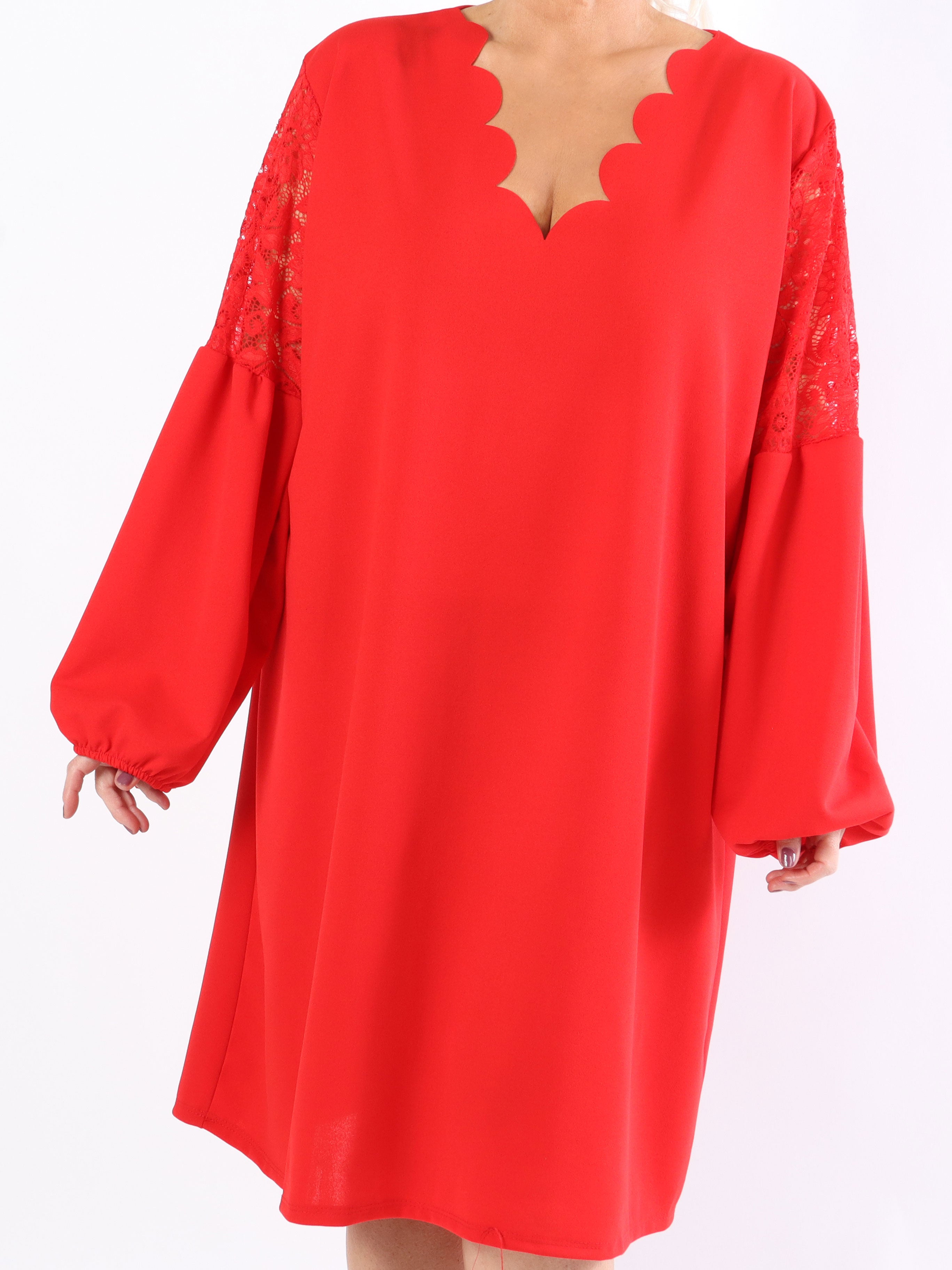 Cenobia - Feminin plus size kjole med blonde og ballonærmer